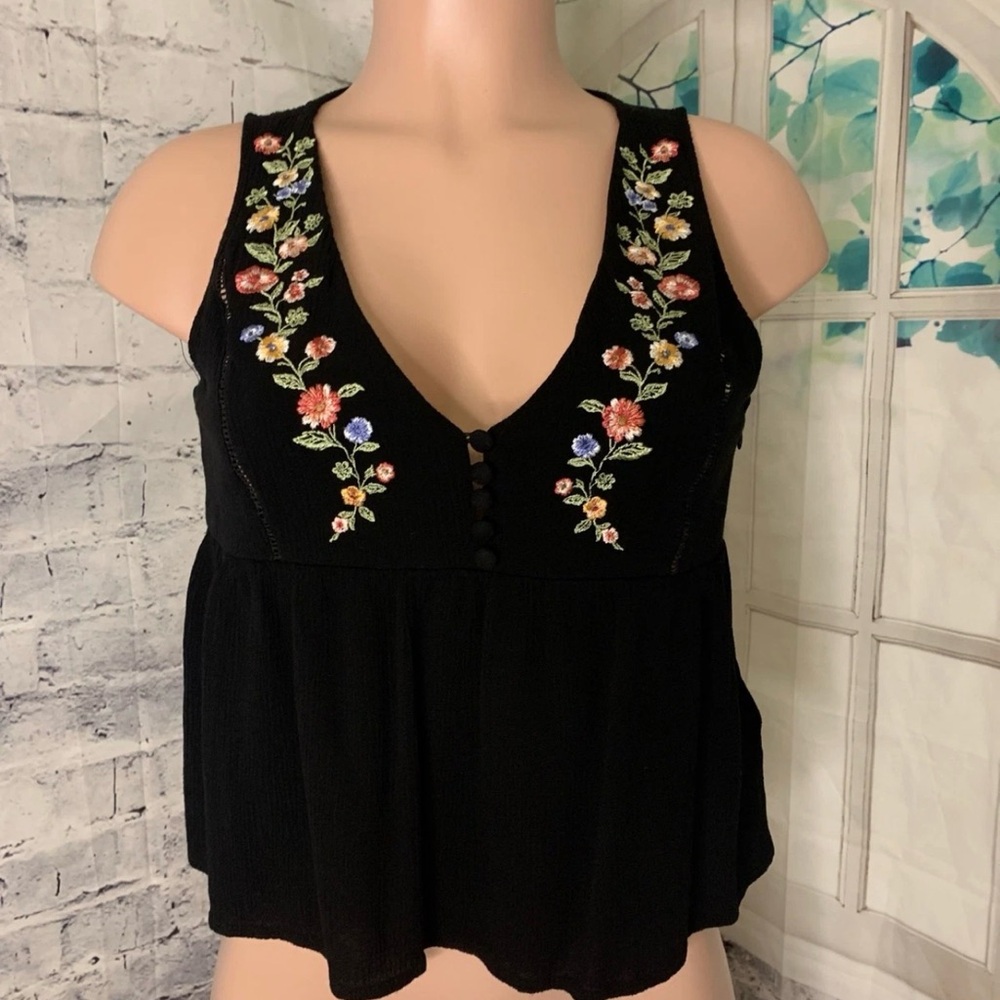 FOREVER 21 Women Cropped Top Size Small Black Floral Embroidered Crochet Stretch